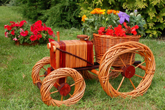 Кашпо для саду (трактор плетений з лози), довжина 50 см